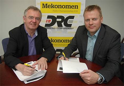 Karl-Åge Jensen fra DRC og Lars From fra Mekonomen underskriver samarbejdsaftalen om Mekonomen Rally Championship